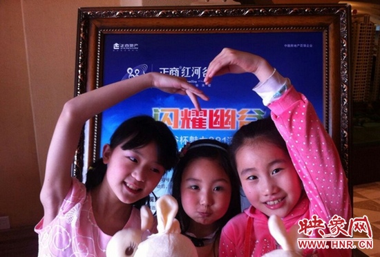 我們和兔寶寶一起賣個萌，比比誰更可愛