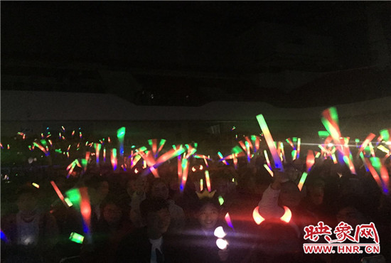 當(dāng)晚現(xiàn)場約2500個座位全場爆滿，還有全國各地歌迷會趕來的歌迷們。