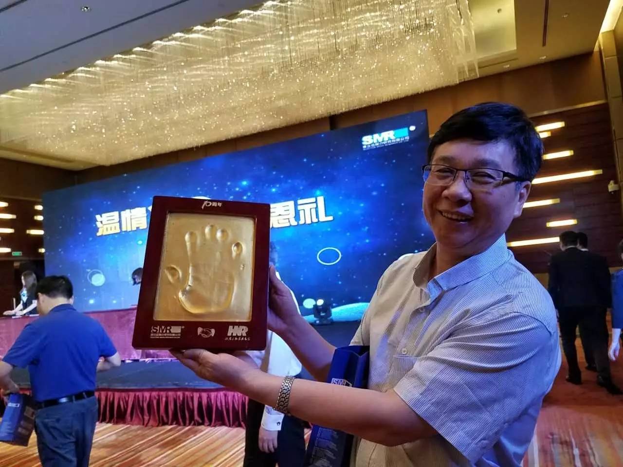 河南電臺(tái)副總編輯，宣傳協(xié)調(diào)中心主任高鐵軍先生代表河南廣播電視臺(tái)為慶賀賽立信成立20周年送上“手印”圖