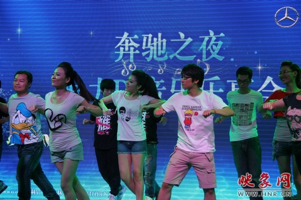 熱情洋溢的開場舞，DJ們?nèi)硇耐度? complete=