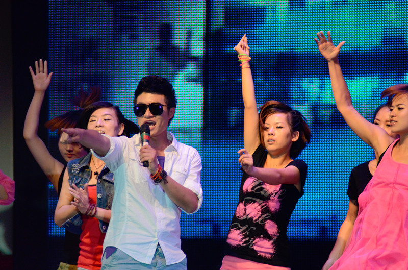 嗨！《我們一起聽歌吧》魅力881河南音樂廣播 DJ帥天 演唱曲目：《找自己》 帥呀?。? oldsrc=