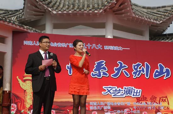 演出現(xiàn)場主持人向老人們表達節(jié)日的問候。