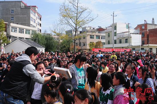 演出現(xiàn)場觀眾積極參與、氣氛熱烈。