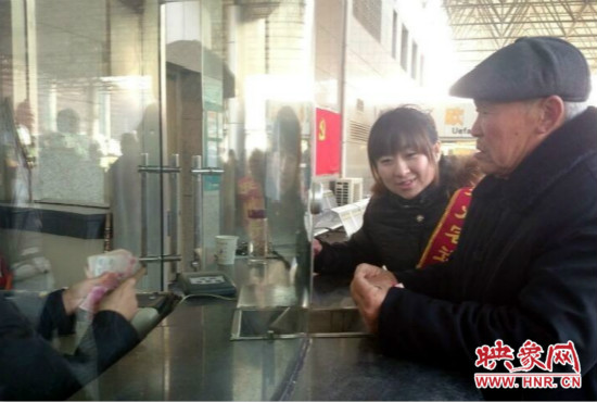 在陳思蕊的積極幫助下，老人順利的買到了發(fā)往合肥的5張車票。