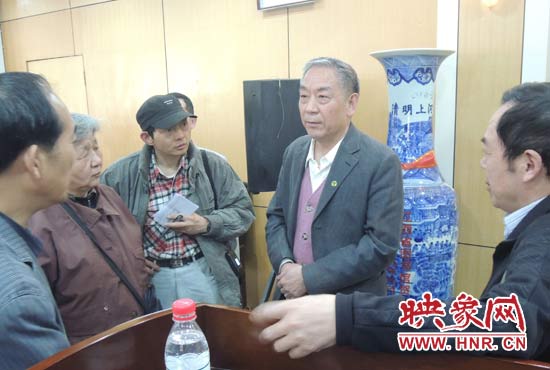 講座結(jié)束后，聽(tīng)眾向戚建莊提問(wèn)。