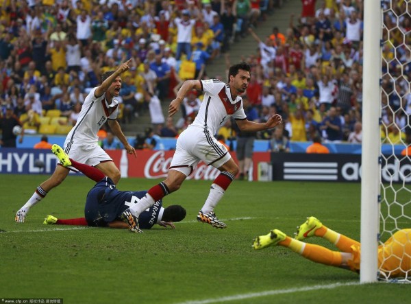 第13分鐘，胡梅爾斯頭球破門