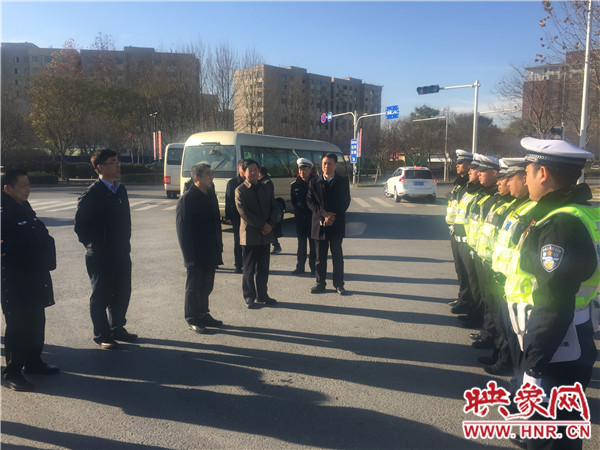 省環(huán)境污染防治攻堅辦有關同志慰問在一線執(zhí)勤的交警