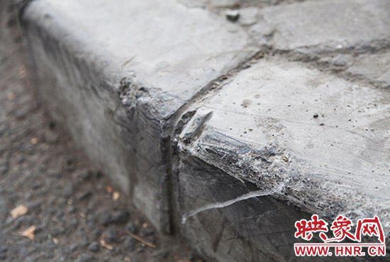 車道邊上的臺(tái)階，滿是電動(dòng)車摔下碰撞的痕跡