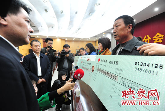 最高人民法院執(zhí)行局局長劉貴祥、河南省高級人民法院院長張立勇親手為申請執(zhí)行人員發(fā)放執(zhí)行款