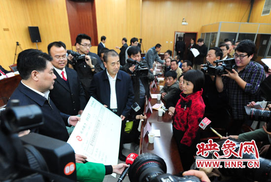 最高人民法院執(zhí)行局局長劉貴祥、河南省高級人民法院院長張立勇親手為申請執(zhí)行人員發(fā)放執(zhí)行款