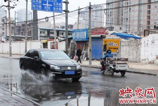 機(jī)動(dòng)車路過(guò)，濺起一米多高的水花