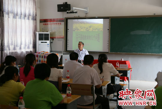 40余名教師認(rèn)真聆聽講座。