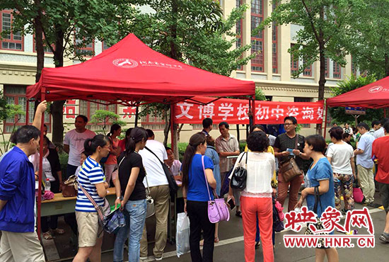 小升初綜合素質評價現(xiàn)場如趕集