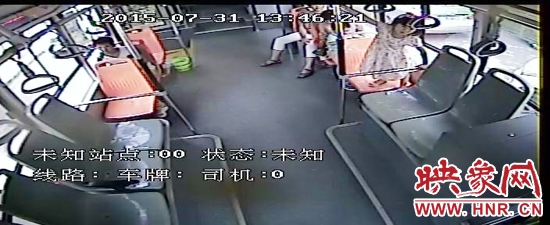 家長(zhǎng)放任小孩在車廂內(nèi)玩耍，甚至站到座椅上。