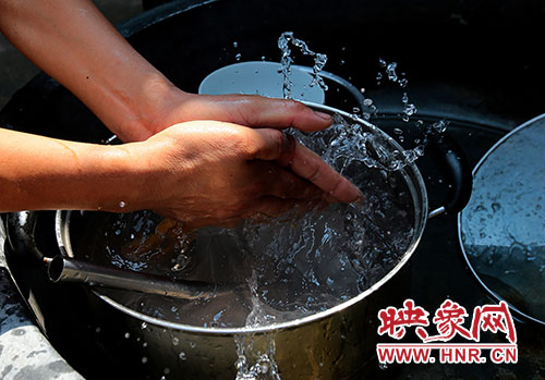 洗碗洗菜對于雙眼失明的張國敬來說，需要比常人花上更多的時(shí)間。