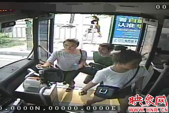 監(jiān)控顯示，竊賊偷女孩手機(jī)，公交車長幫忙要回手機(jī)。