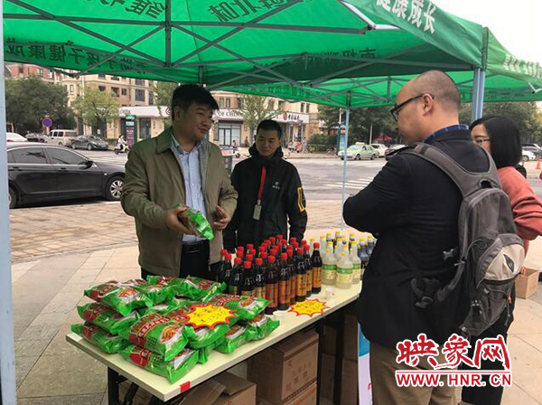 市民在展銷臺(tái)前選購(gòu)商品