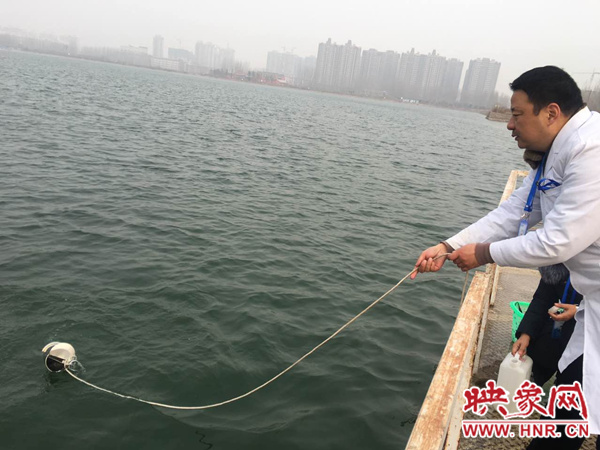 自來(lái)水公司工作人員正在檢測(cè)水質(zhì)