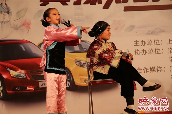 兩個小演員的表演活潑，惹得觀眾連連叫好。