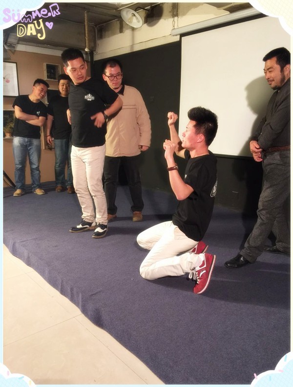 難度增加，連動作都由觀眾設定~行軍打仗中，路飛是有多怕死？