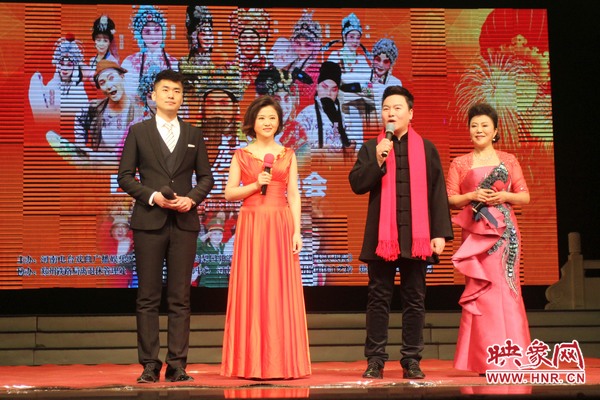 戲迷春晚主持人月陽（右二）、李亞楠（右一）、王巖（左二）、王曉凡（左一）