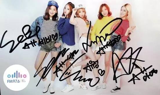 哎呦不錯哦！路飛收到美女們的簽名照，到底中意哪一位呢？