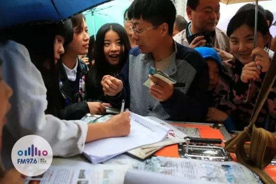 現(xiàn)場(chǎng)觀眾被臺(tái)上的浪漫氣氛感染，紛紛報(bào)名參加現(xiàn)場(chǎng)表白。