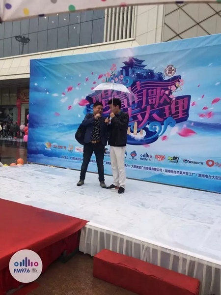 這位男士向遠(yuǎn)在家鄉(xiāng)的妻子隔空表白，勇氣真是大大的，您對(duì)妻子的愛，已經(jīng)超越萬水千山。