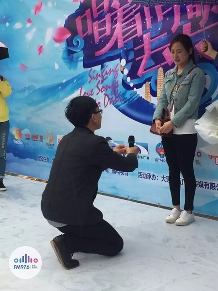 蘇世龍手捧戒指，單膝跪地向夢(mèng)夢(mèng)求婚，夢(mèng)夢(mèng)激動(dòng)的說不出話來，點(diǎn)頭答應(yīng)~