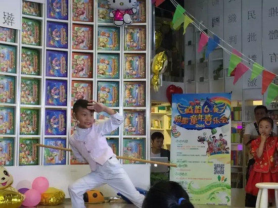 “梨園春”明星小擂主李宗書演唱豫劇《朝陽溝》選段，還表演了自己的拿手好戲——猴戲