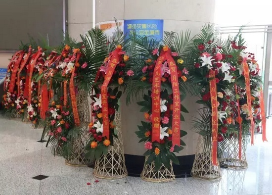 “月陽工作室”團隊成員、戲曲志愿者及社會各界送來的祝福花籃