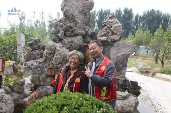 爺爺奶奶叔叔阿姨被盛運(yùn)莊園的景致吸引，紛紛拍照留影