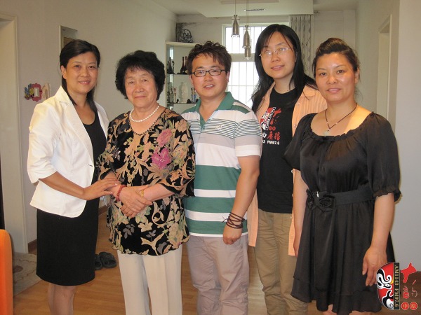 戲曲廣播記者曉雪、中國越調(diào)網(wǎng)站長郭慶璋與越調(diào)名家袁秀蓮及其徒弟合影