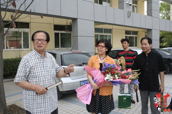  左起：著名豫劇表演藝術(shù)家賈庭聚、河南電臺戲曲廣播總監(jiān)木子、唐派再傳弟子郭志成等待看望馬云玲女士