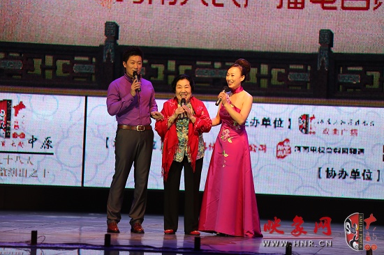 著名越調(diào)表演藝術(shù)家、越調(diào)皇后毛愛(ài)蓮（中）