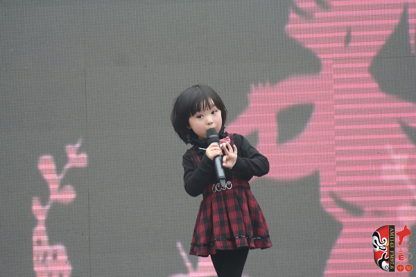 河南電視臺《梨園春》明星小擂主、河南軒逸少兒藝術(shù)培訓(xùn)中心張楚怡演唱豫劇《抬花轎》選段“從今后不當(dāng)那老