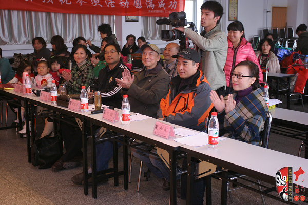 評(píng)委（左起）：河南電臺(tái)戲曲廣播《票友排行榜》河南十大名票黃立群、陜西戲曲廣播資深音樂編輯焦詠、著名黃