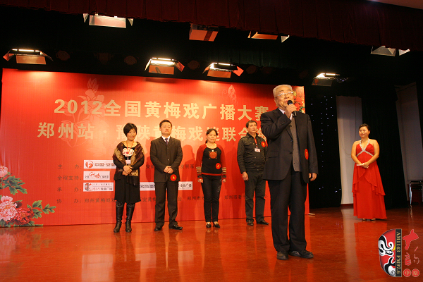 選手五人一組上臺(tái)表演，臺(tái)上為第一組選手