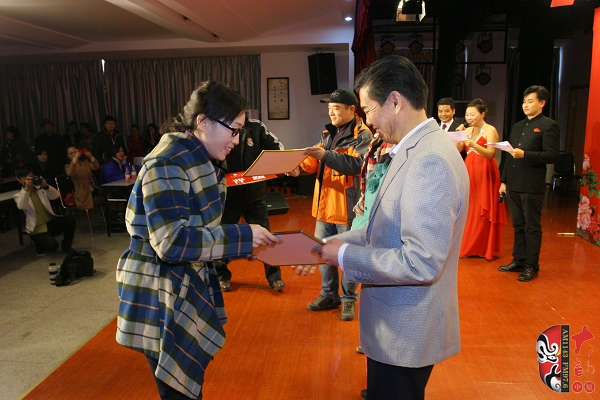 河南電臺(tái)戲曲廣播副總監(jiān)張彤、安徽戲曲廣播副總監(jiān)汪源、陜西戲曲廣播資深音樂編輯焦詠為晉級(jí)選手頒發(fā)晉級(jí)牌