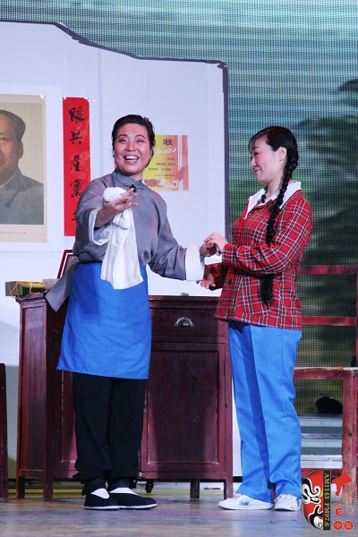 第三場(chǎng)，河南電臺(tái)戲曲廣播總監(jiān)木子（左）飾栓保娘，《梨園星秀場(chǎng)》《有你就有戲》主持人媛媛（右）飾銀環(huán)