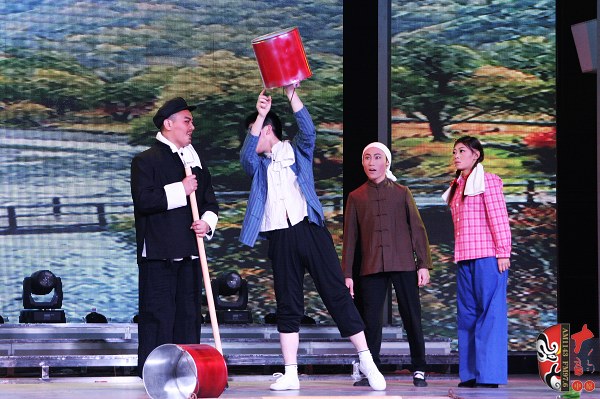 第五場(chǎng)，素雅青年豫劇團(tuán)徐國(guó)言飾老支書(shū)