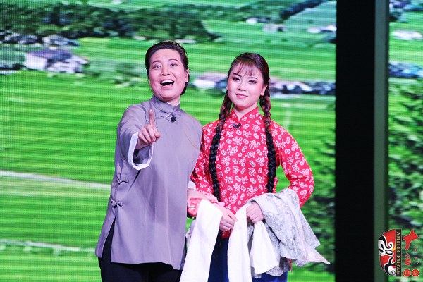 第九場(chǎng)，河南電臺(tái)戲曲廣播總監(jiān)木子（左）飾栓保娘，素雅青年豫劇團(tuán)劉帥毅（右）飾銀環(huán)