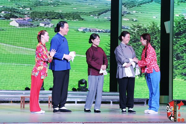 著名戲曲節(jié)目主持人、河南電臺(tái)戲曲廣播當(dāng)家小生月陽(yáng)（左二）反串飾演二大娘