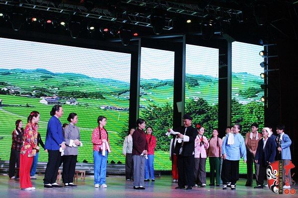 眾鄉(xiāng)親場(chǎng)面——包含河南電臺(tái)戲曲廣播主持人，專業(yè)戲曲演員、戲曲票友，河南電臺(tái)戲曲廣播聽(tīng)眾