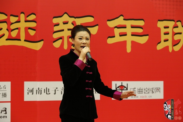 戲曲廣播主持人王唯、曉琴、丁蘭、李鋮及鄭州市曲劇團(tuán)優(yōu)秀演員張娜共同表演的小品《賣鞋》