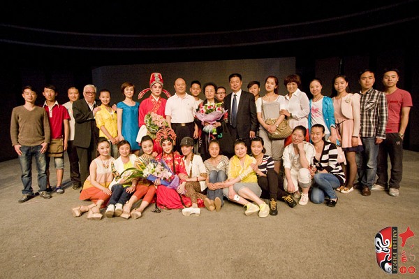 嘉賓和李衛(wèi)紅合影留念 嘉賓和李衛(wèi)紅合影留念