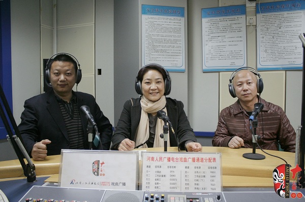 本次傳統(tǒng)古裝大戲《三哭殿》的輔導(dǎo)老師之一、著名越調(diào)演員李娟（中）及本次大戲的主要演員做客直播間