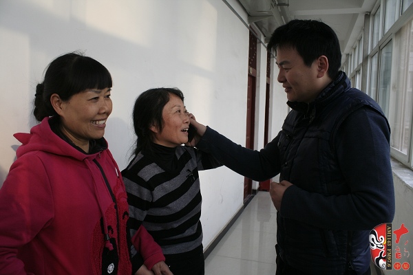  著名戲曲節(jié)目主持人、河南電臺戲曲廣播當(dāng)家小生月陽在排練現(xiàn)場連線直播間并采訪劇目主要演員