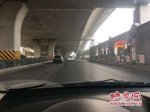 限行首日，三環(huán)橋上橋下，車輛不多，交通狀況良好。