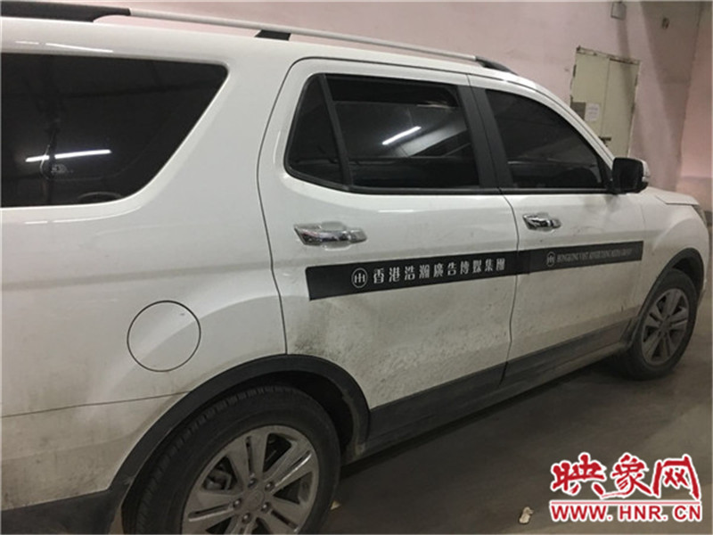 車身上按要求貼著廣告。